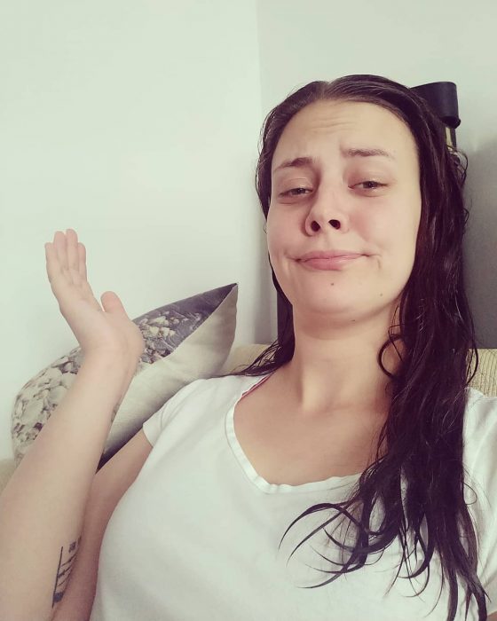Chica dejando que su cabello se seque al natural
