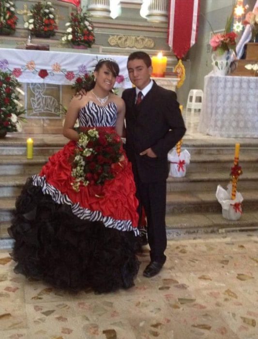 chica con vestido de quince años y chico con traje 