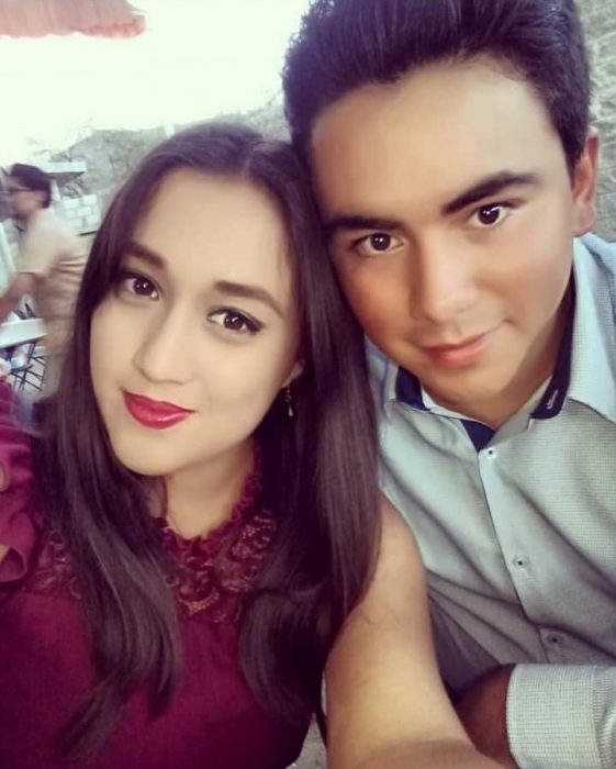 chica y chico posan en selfie