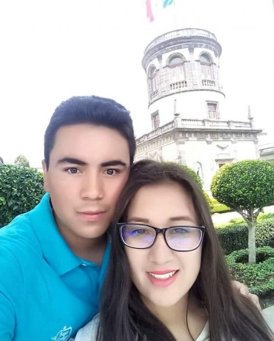 chica y chico posan en selfie