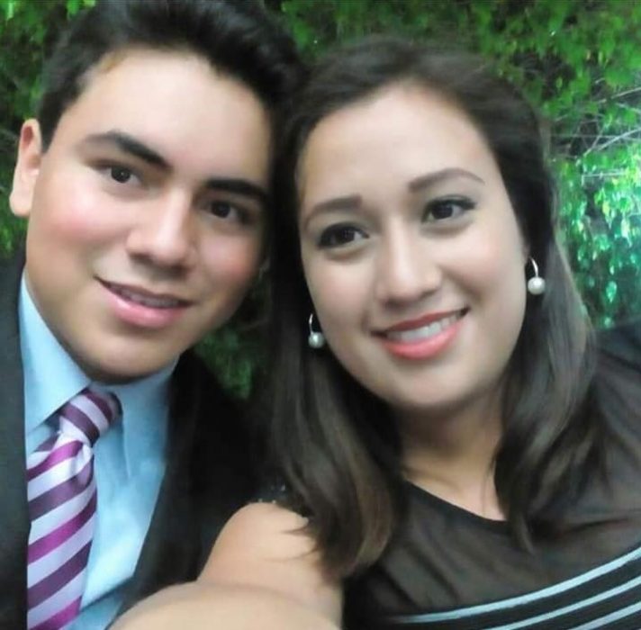 chica y chico posan en selfie