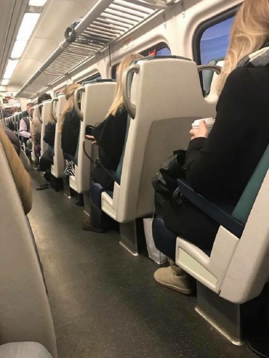 4 mujeres desconocidas en el transporte público vestidas igual