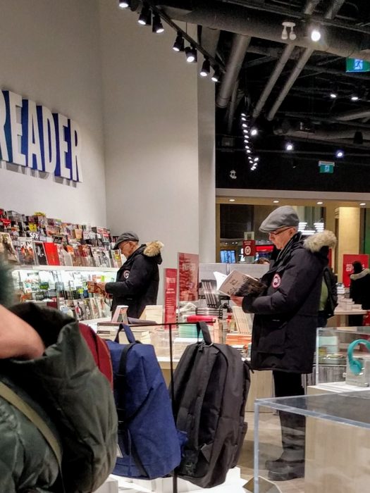 2 desconocidos vistiendo la misma ropa