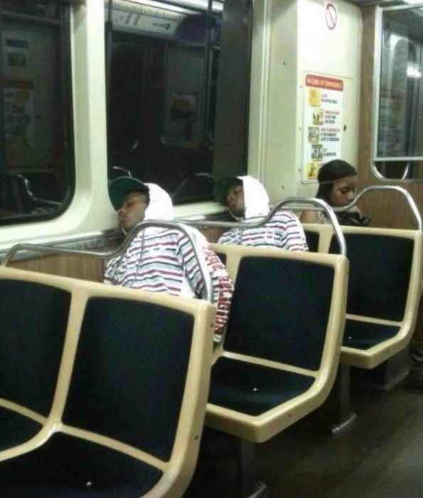 2 hombres lucen exactamente igual en el transporte público