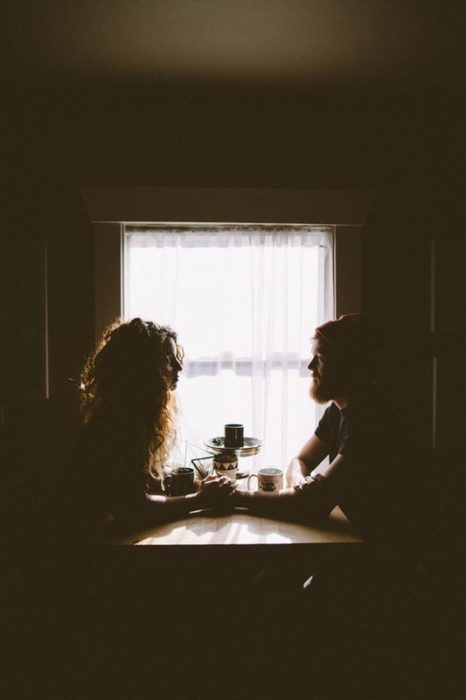 Pareja en la ventana