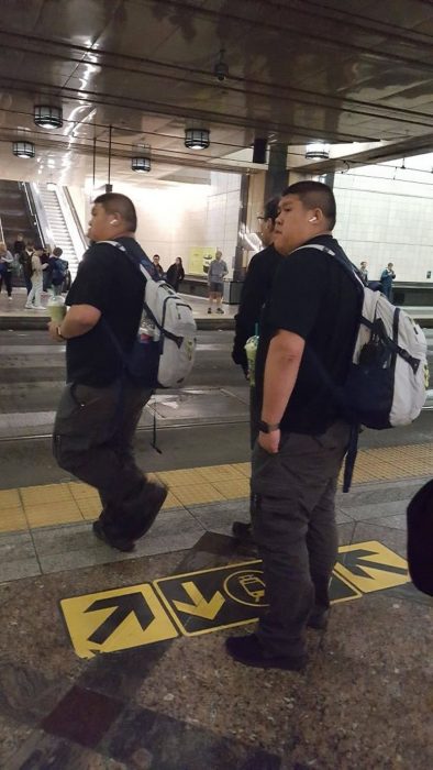 2 hombres desconocidos se ven y visten igual