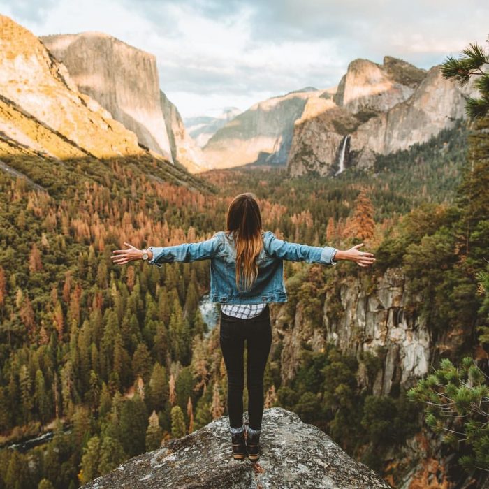 Mujer feliz en la naturaleza