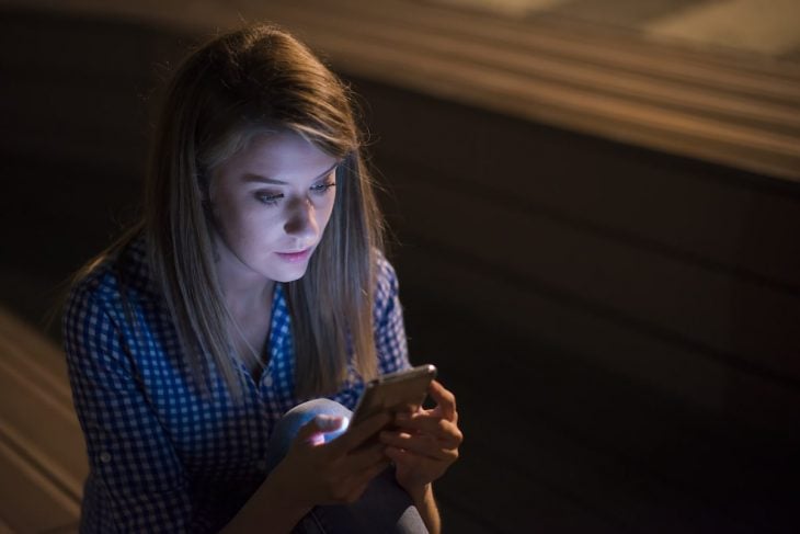 Mujer revisando su celular