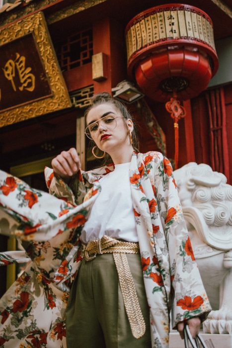 Mujer con kimono de flores 