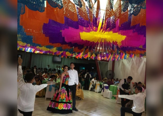 Chica bailando vals de XV años con música y vestido regional de Oaxaca, México