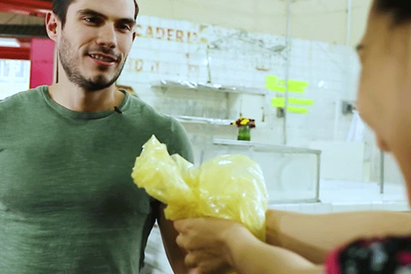 Hombre del comercial de semarnat rechazando una bolsa de plástico 