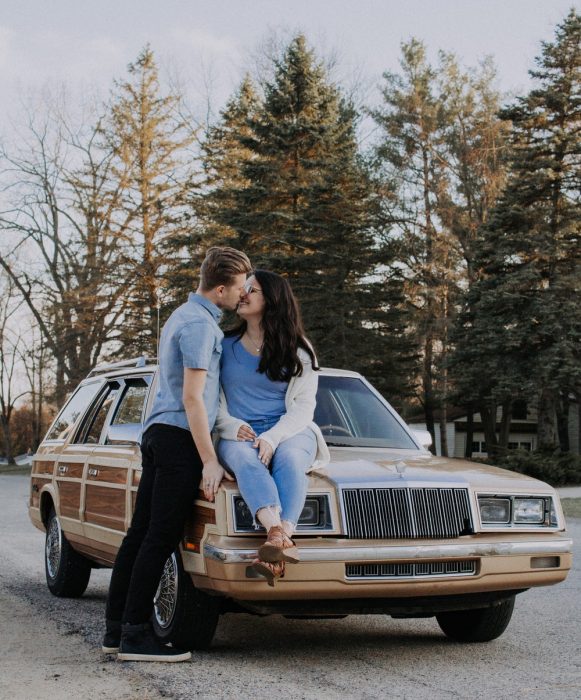 pareja de novios besándose 