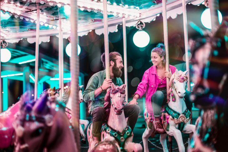 pareja de novios en un carrusel 