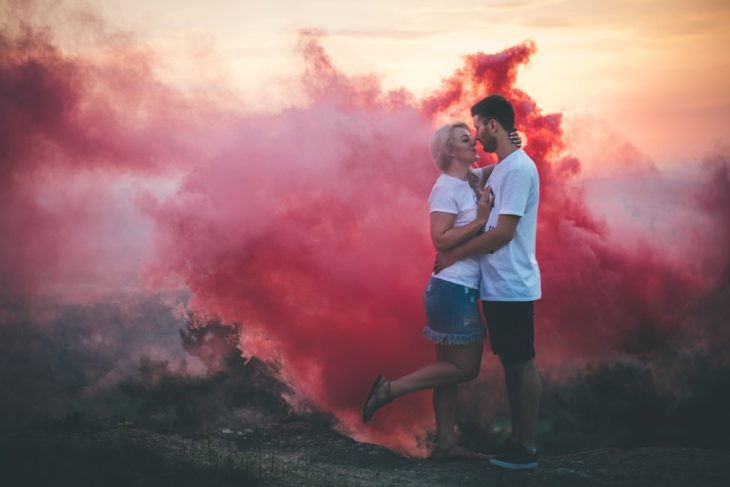 pareja de novios en las montañas