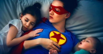 Cuidar de los hijos cansa más que trabajar, la ciencia lo demuestra