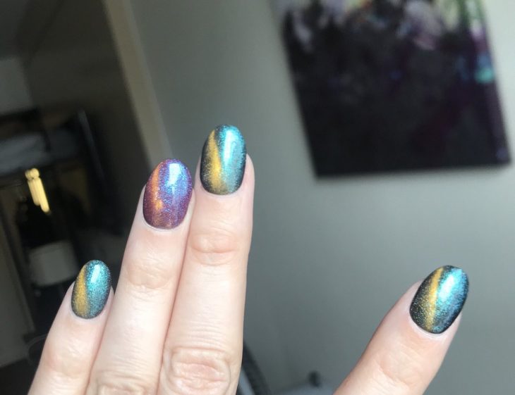 Manos con uñas negras de galaxia 