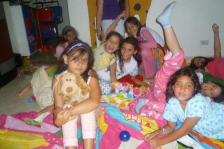 niñas en una pijamada 