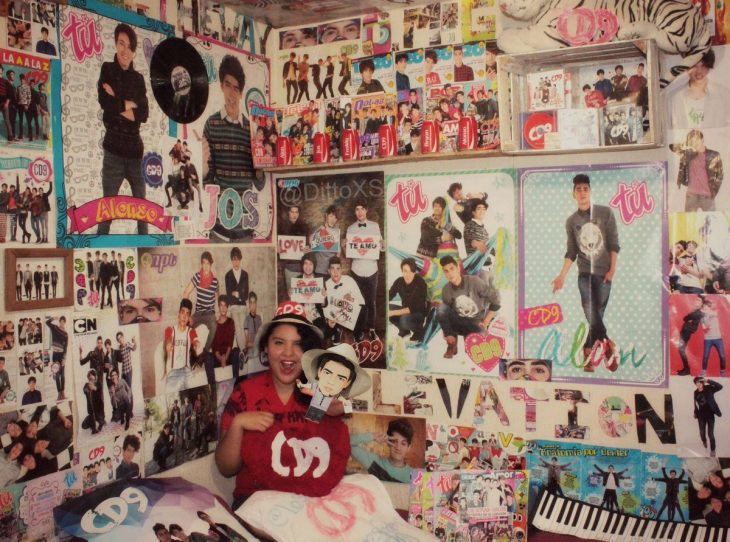 chica con posters en su cuarto 