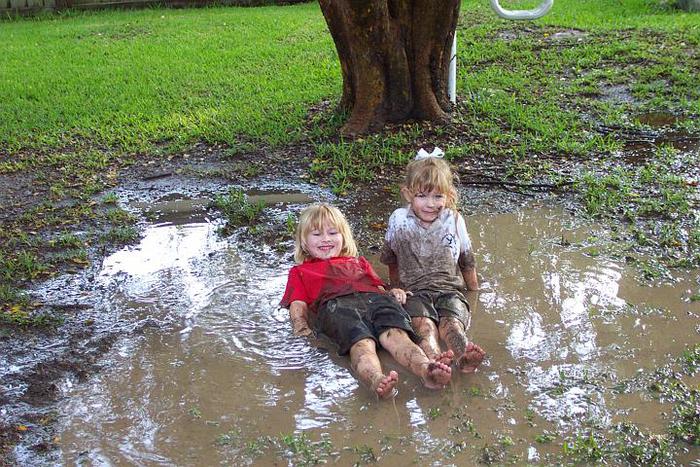 niños jugando bajo la lluvia 