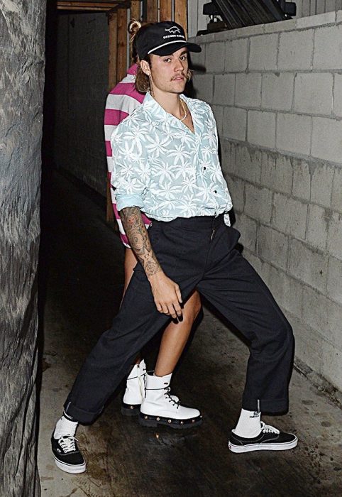 hombre con pantalón negro y camisa blanca 