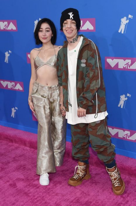 Noah Cyrus y Lil Xin en los video music awards 