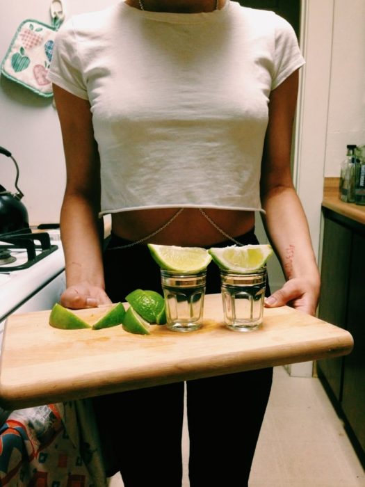 chica partiendo limones 