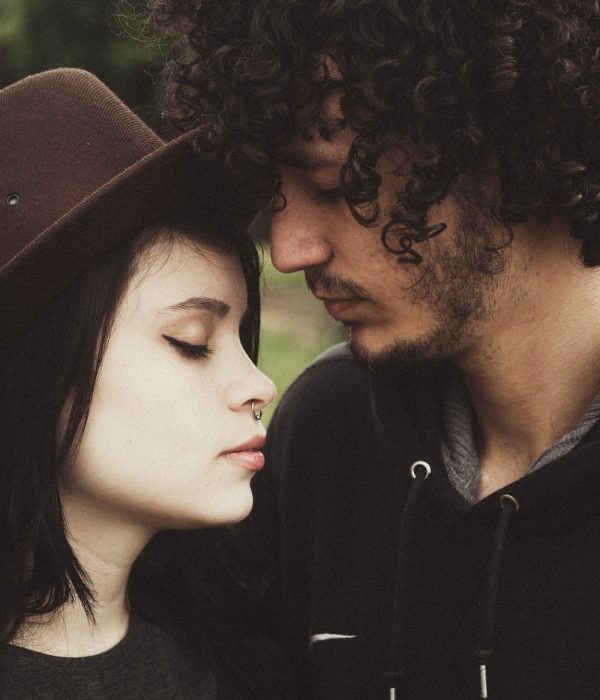 pareja de novios con sombreros 