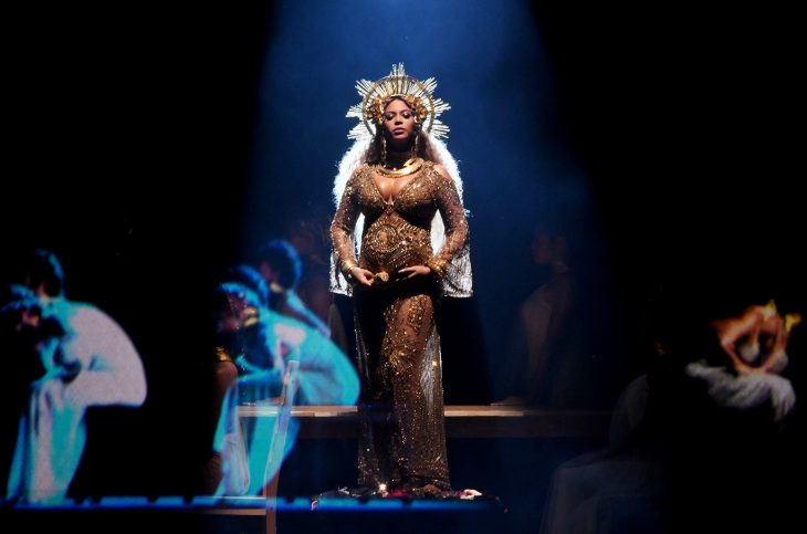 Beyonce durante los grammy anunciando su embarazo