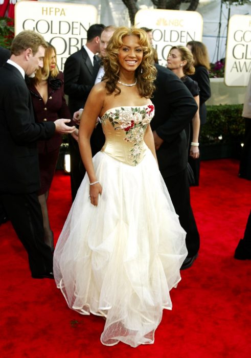 Beyonce usando un vestido blanco con flores 