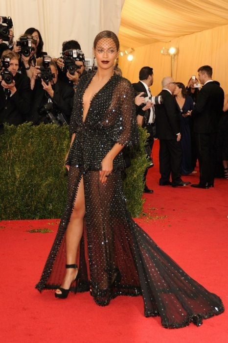 Beyonce usando un vestido negro de pedreria en los met gala 2014