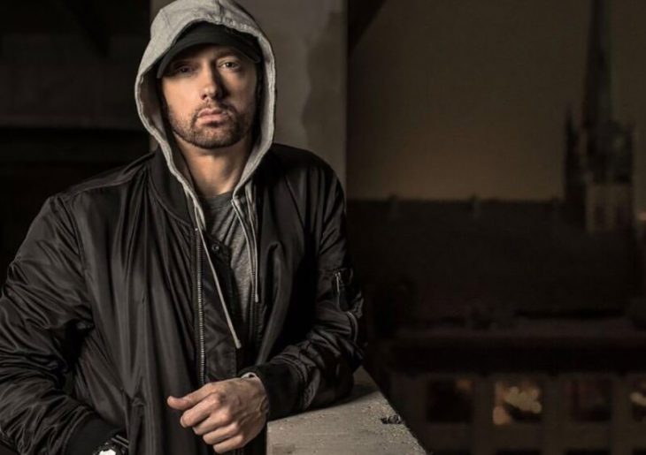 chico con gorra gris 