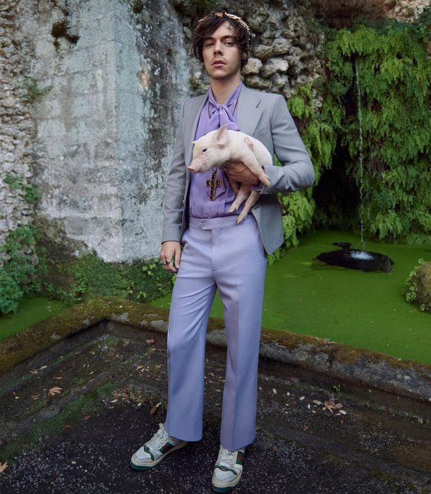 Harry Styles cargando una cabra para la campaña de gucci 