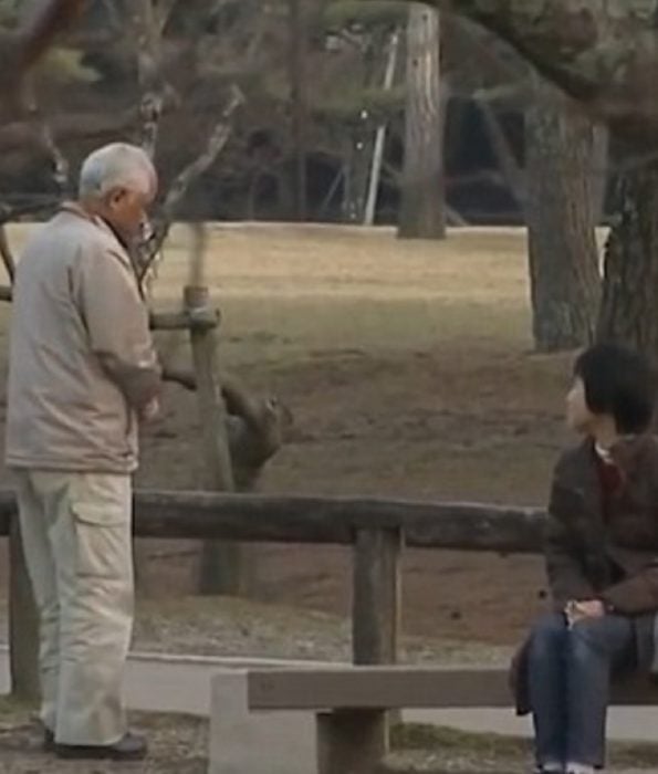 pareja sentada en un parque
