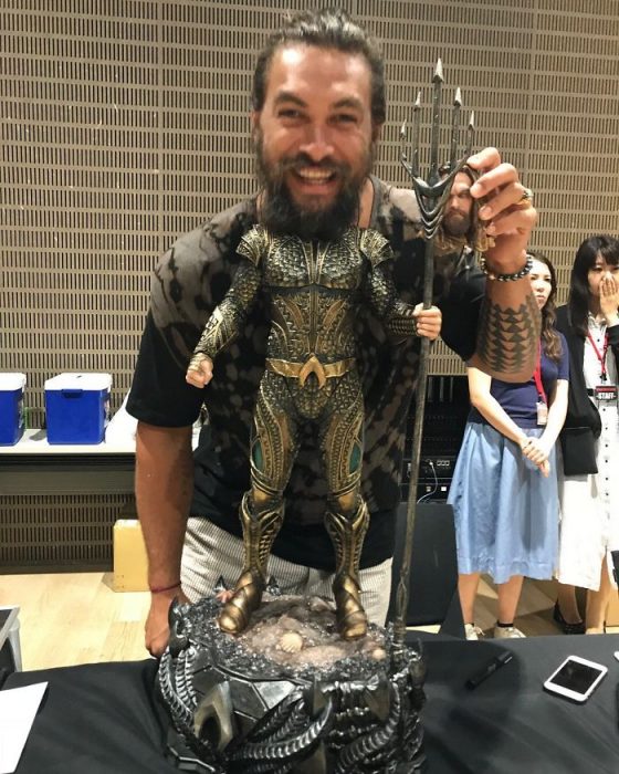 Jason Momoa como aquaman en una figura de acción