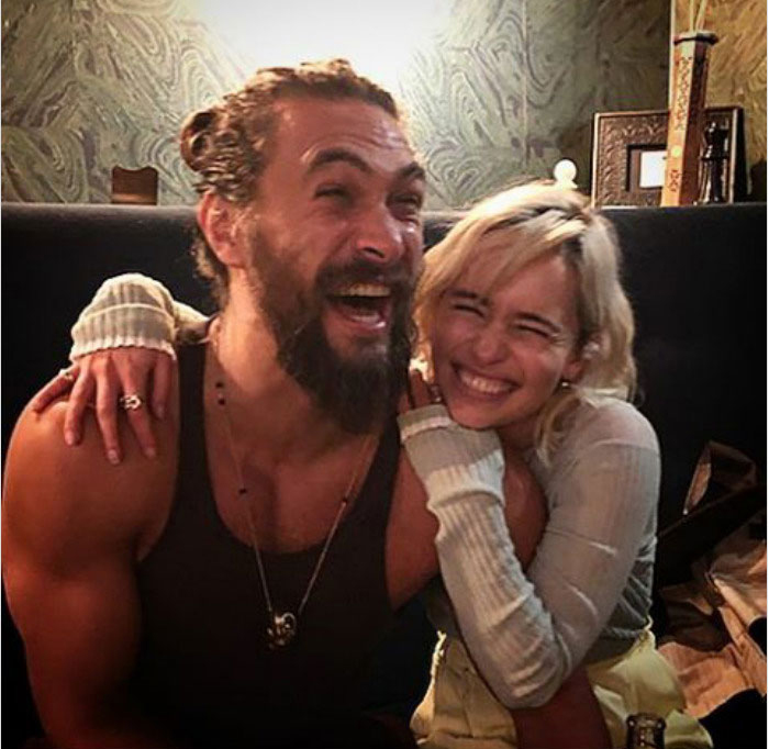 Jason Momoa y Emilia Clarke riendo