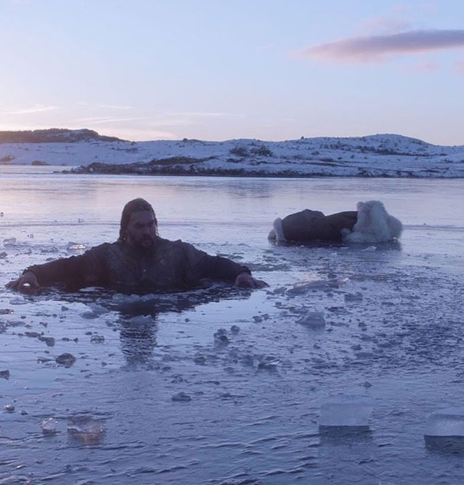 Jason momoa enmedio de un lago congelado