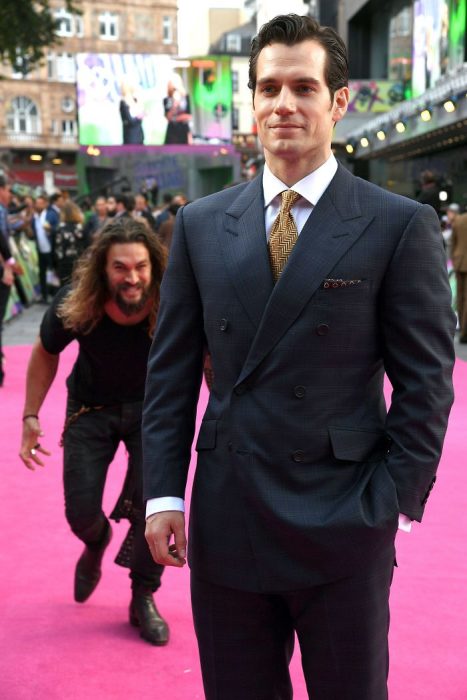 Jason momoa tratando de aventar a henry cavill