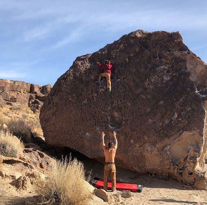 Jason Momoa escalando junto con sus hijos