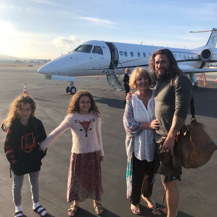 Jason Momoa junto a su familia a un lado de un avión