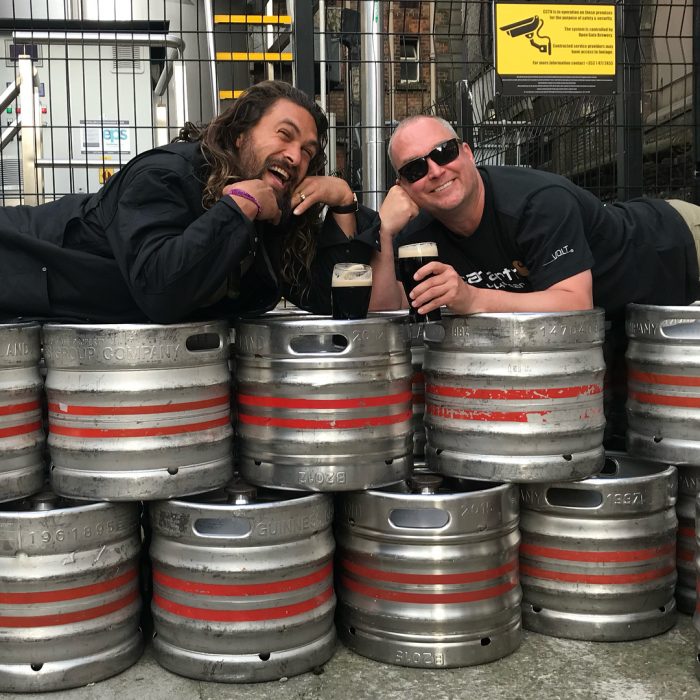 Jason Momoa recostado sobre cerveza