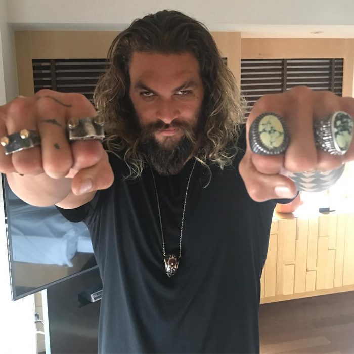 Jason Momoa mostrando sus anillos