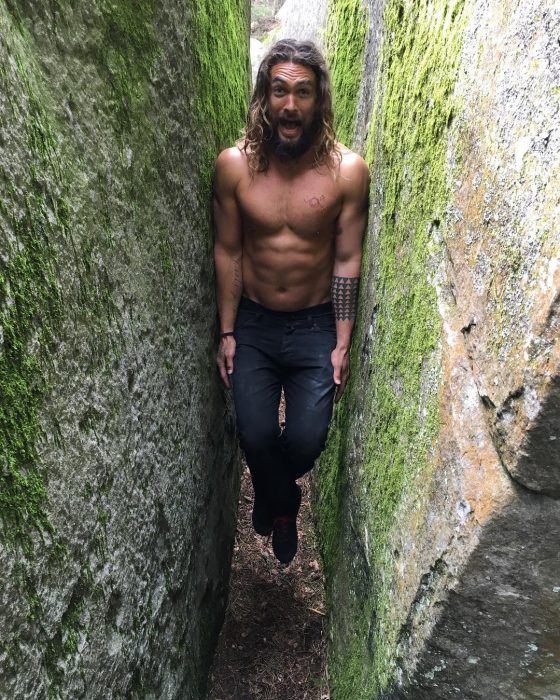 Jason Momoa atrapado entre dos piedras