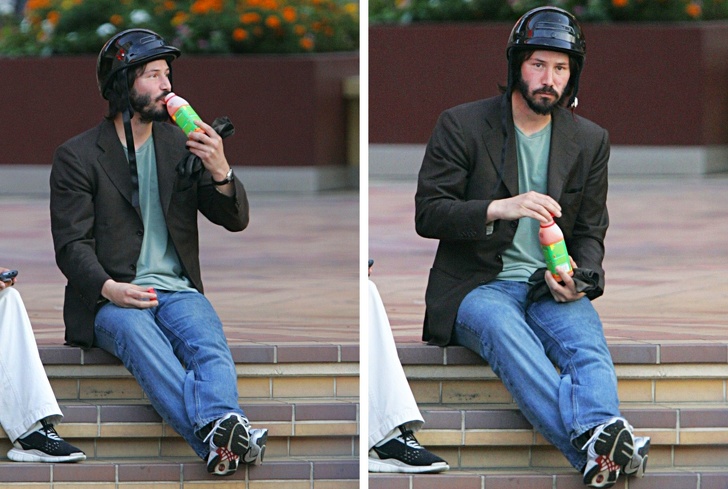 keanu reeves sentado en unas escaleras tomando jugo 