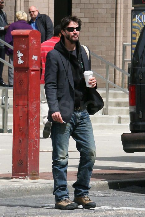 Keanu Reeves tomando café mientras camina por la calle 