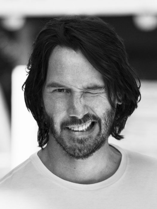 Keanu Reeves guiñando un ojo 