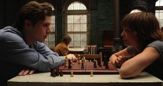 pareja jugando ajedrez 