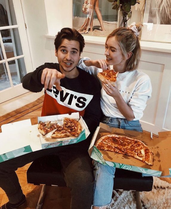 pareja comiendo pizza 