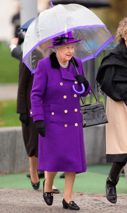 Reina Isabel II combinando sus paraguas con sus outfits de diferentes colores 