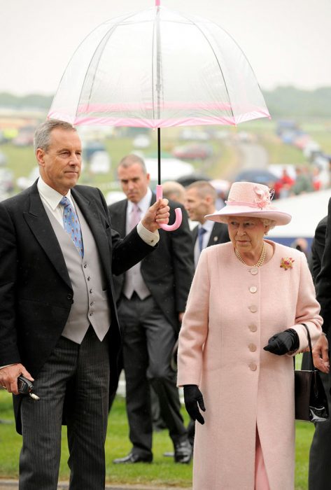 Reina Isabel II combinando sus paraguas con sus outfits de diferentes colores 