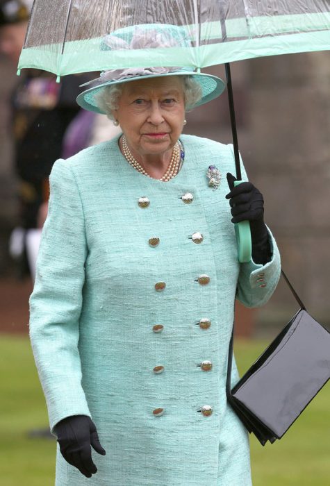 Reina Isabel II combinando sus paraguas con sus outfits de diferentes colores 